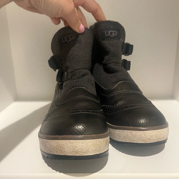 UGG Australia Waterproof Adjustable Strap Snap Closure Women’s Winter Boots-8 - Picture 3 of 7